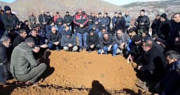 Depremde Hayatını Kaybedenler Son Yolculuğuna Uğurlandı