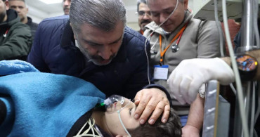 Depremin 261. saatinde çifte mucize: Bakan Koca yaralıları hastanede ziyaret etti