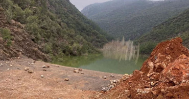 Depremin etkisiyle kayalar köyün üstüne düşmüştü: Sağanak yağışlar alarma geçirdi
