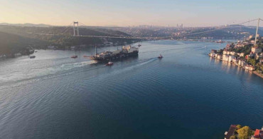 Dev boru döşeme gemisi castorone, İstanbul boğazı'ndan geçti