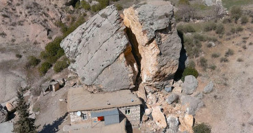 Dev kaya köyün üstüne düştü: Ortadan ikiye ayrıldı