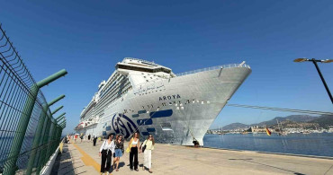 Dev kruvaziyer gemisi Aroya, Bodrum’a yeniden geldi