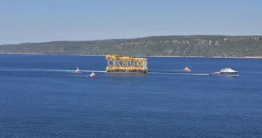 Dev sondaj platformu iskelesi Çanakkale Boğazı'ndan geçiş yaptı