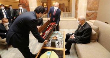 Devlet Bahçeli'ye Fetih Suresi Yazılı Kılıç Hediyesi