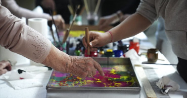 Devlet Korumasındaki Kız Çocukları Ebru Sanatı ile Yaşlılarla Buluştu