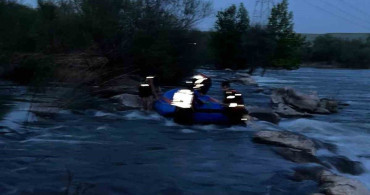 Dicle Nehri'nde Mahsur Kalan Genç Ekiplerce Kurtarıldı