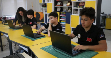 Dijital Eğitimle Geleceği Şekillendiren Öğretmen