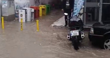 Dikili'de Aniden Gelen Sağanak Yağış Hayatı Olumsuz Etkiledi