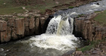 Diyadin'deki Yıldızlı Şelalesi Baharda Coştu