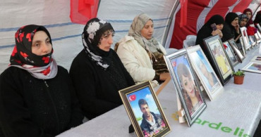 Diyarbakır Anneleri Coronavirüs Salgınında Bile 'Evlat Nöbeti'ni Bırakmıyor