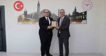 Diyarbakır sağlık müdürü emre asiltürk, dicle ilçe sağlık müdürü fırat köse’ye plaket takdim etti