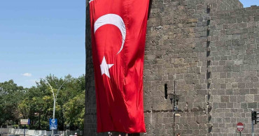 Diyarbakır surlarına dev Türk bayrağı asıldı