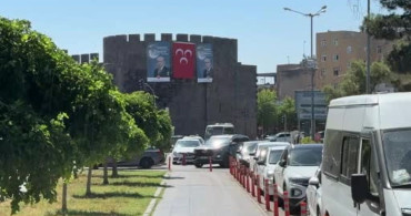 Diyarbakır surlarında MHP lideri Bahçeli’nin dev posteri asıldı, barış çağrısında bulunuldu
