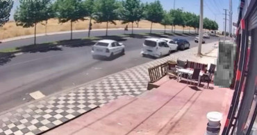 Diyarbakır'da 4 aracın karıştığı kaza güvenlik kamerasında görüntülendi