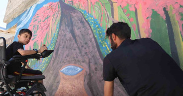Diyarbakır'da babası, engelli oğlunun hayallerini duvara çiziyor