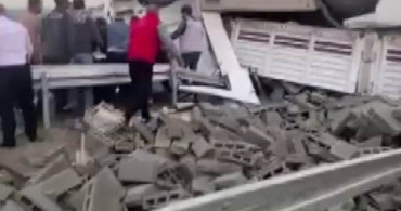 Diyarbakır’da Briket Yüklü Tırın Yan Yatması: 1 Yaralı
