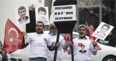 Diyarbakır'da evlat nöbeti tutan babalar HDP binası önüne siyah çelenk bıraktı: Evlatlarımızı geri istiyoruz!