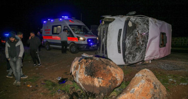 Diyarbakır'da İnşaat İşçilerini Taşıyan Minibüs Devrildi
