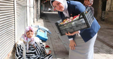 Diyarbakır'da Kadın Muhtardan Annelere Anlamlı Jest