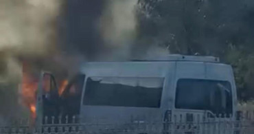 Diyarbakır'da Minibüs Yangını: Araç Kül Oldu