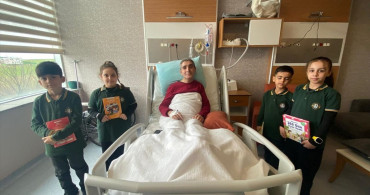 Diyarbakır'da Minik Öğrenciler Hastalara Moral Oluyor