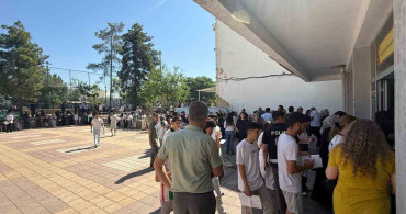 Diyarbakır'da öğrenciler okullara son dakikada polis eşliğinde yetişti