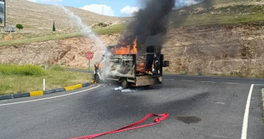 Diyarbakır'da Seyir Halindeki Kamyonet Yandı