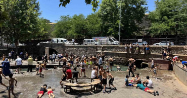 Diyarbakır'da sıcaklık 37 dereceyi buldu, çocuklar Anzele Parkı'na akın etti
