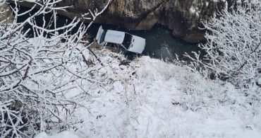 Diyarbakır'da Sinek Çayı'na Düşen Otomobilde Yaralılar Var