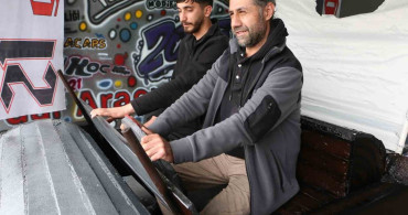 Diyarbakır'da Taş Devri Temalı Ahşap Araç İlgiyi Üzerine Çekti