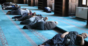 Diyarbakır'da turistler sıcak havadan korunmak için camilere sığındı