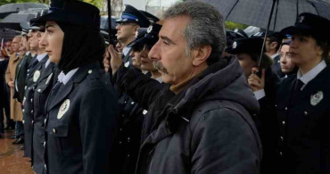 Diyarbakır'da Vatandaşlardan Polislere Yağmurda Destek