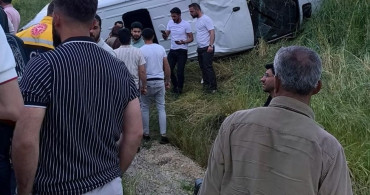 Diyarbakır'da Yolcu Minibüsü Takla Attı: 15 Yaralı