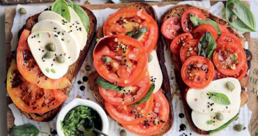 Domates ve Mozzarella Peynirli Ekmek Üstü Tarifi