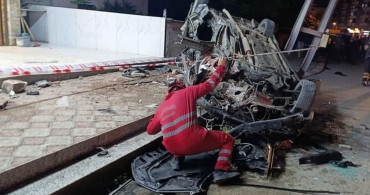 Dörtyol'da Kaza: Aydınlatma Direğine Çarpan Araç Hurdaya Döndü, 2 Yaralı