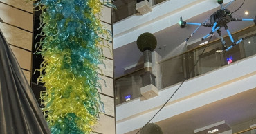 Dron Teknolojisi ile Lüks Otel Avizeleri Temizleniyor