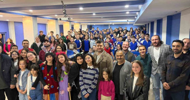 Dünya Tiyatrolar Günü'nde 'Plastik Rüyalar' Tiyatro Oyunu