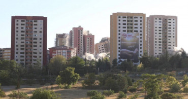 Dünyada ilk kez gerçekleşti: 9 katlı bina tek seferde yıkıldı