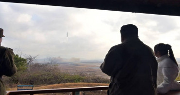 Dünyayı şaşkına çeviren görüntü: Kim Yong-Un kızıyla füzenin önünde poz verdi