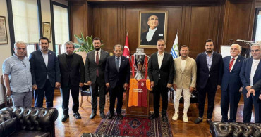 Dursun Özbek, Büyükçekmece’de şampiyonlar anıtına Galatasaray bayrağını çekti