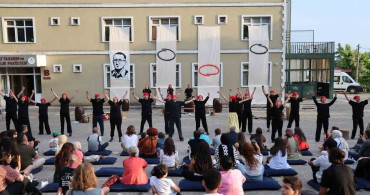 Düzce Üniversitesi mezuniyet festivalinde hafıza teması hayat buldu