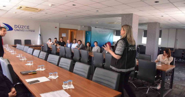 Düzce Üniversitesi’nde 'En İyi Narkotik Polisi: Anne' Konferansı Düzenlendi