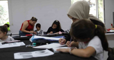 Düzce'de anne ve çocuklar karakalem tezhip çalışması yaptı