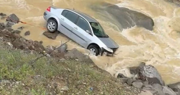 Düzce'de Dereye Uçan Otomobilin Sürücüsü Hafif Yaralandı