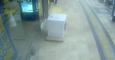 Düzce’de Etkili Olan Rüzgar Çamaşır Makinasını Metrelerce Sürükledi