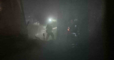 Düzce'de Ev Yangını: Alevler Gecenin Karanlığını Aydınlattı