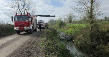 Düzce'de Gece Dereye Yuvarlanan Araç Farkedildi