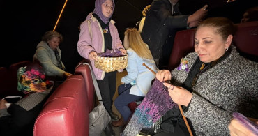 Düzce'de Kadınlar Sinemada Örgü Örerek İhtiyaç Sahibi Çocuklara Destek Oluyor