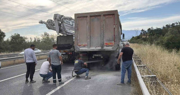 Düzce'de Kamyon Lastiğinde Yangın, Sürücüler Savaş Verdi