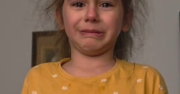 Düzce’de Küçük Kız İstiklal Marşı Okurken Duygusal Anlar Yaşadı